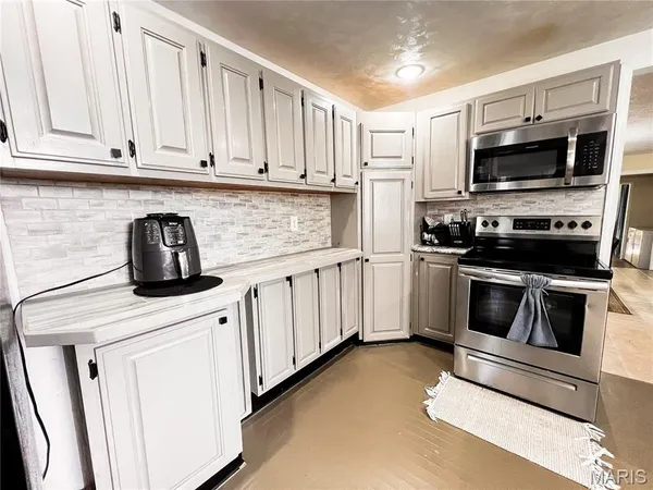 $200,000 | 9559 East Dix Irvington Road, Dix, IL 62830