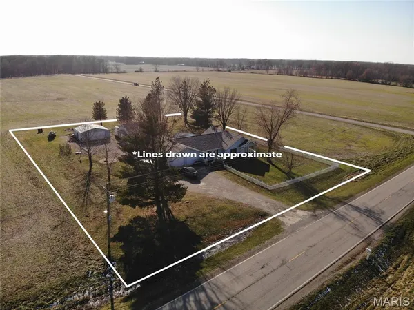 $200,000 | 9559 East Dix Irvington Road, Dix, IL 62830