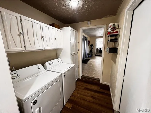 $200,000 | 9559 East Dix Irvington Road, Dix, IL 62830