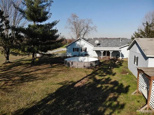 $200,000 | 9559 East Dix Irvington Road, Dix, IL 62830