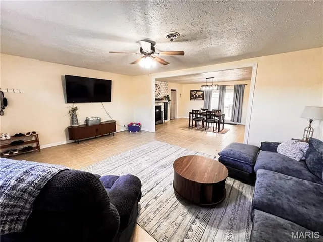 $200,000 | 9559 East Dix Irvington Road, Dix, IL 62830