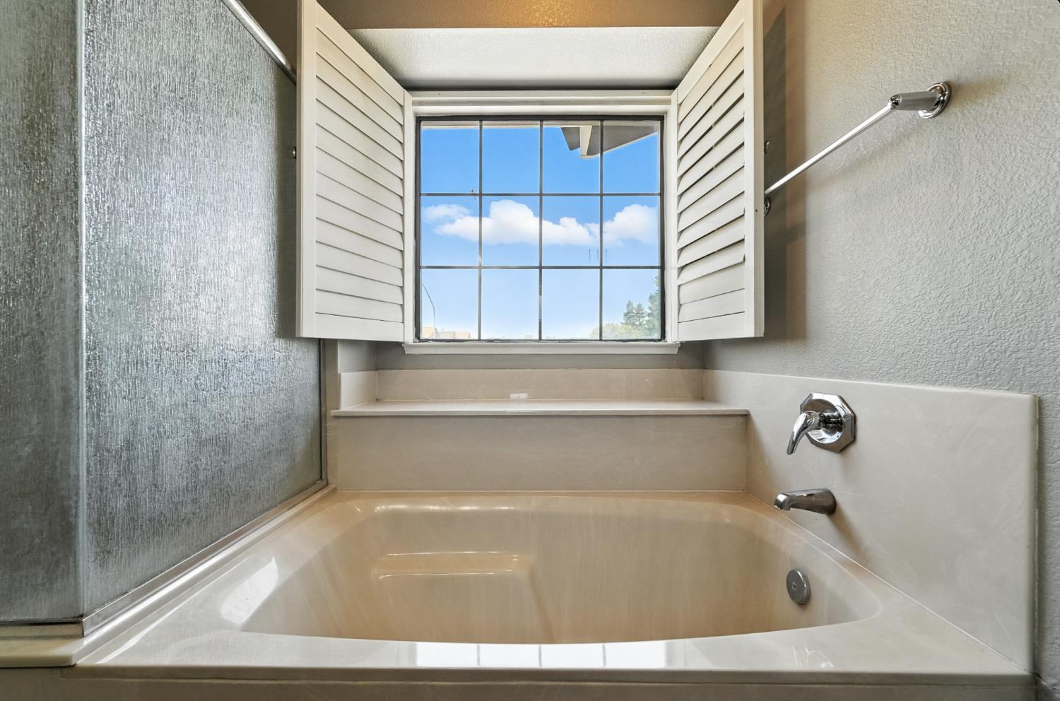 834 Cedar Ridge Drive Turlock, CA 95382 - Photo 46 of 57 a bathroom with a bathtub