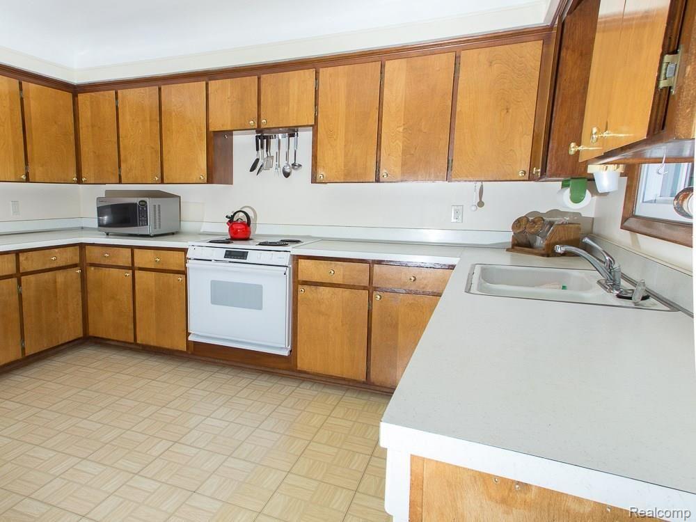 575 Sanders Road Oxford, MI 48371 - Photo 6 of 22 Cozy Kitchen with Plenty of Cabinet Space