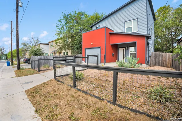 $2,000 | 121 Alabama Street, San Antonio, TX 78203