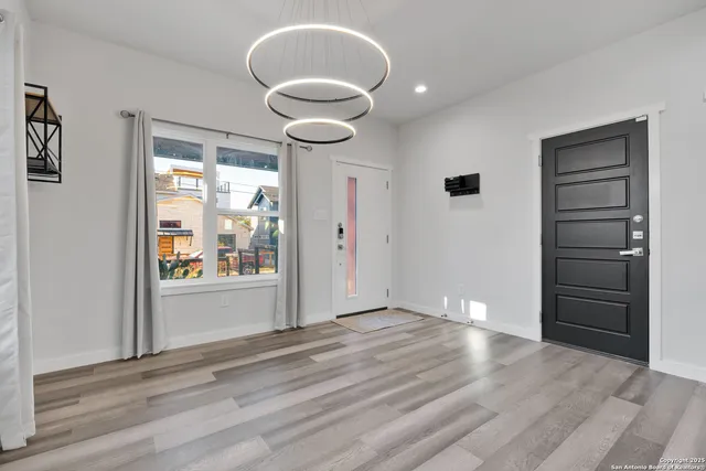 $2,000 | 121 Alabama Street, San Antonio, TX 78203