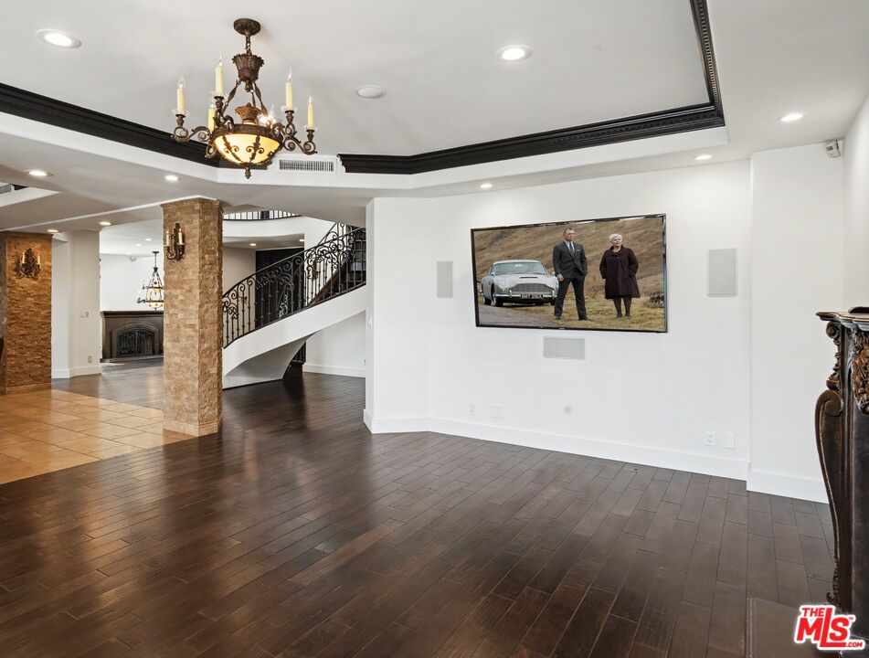 12608 Promontory Road Los Angeles, CA 90049 - Photo 18 of 68