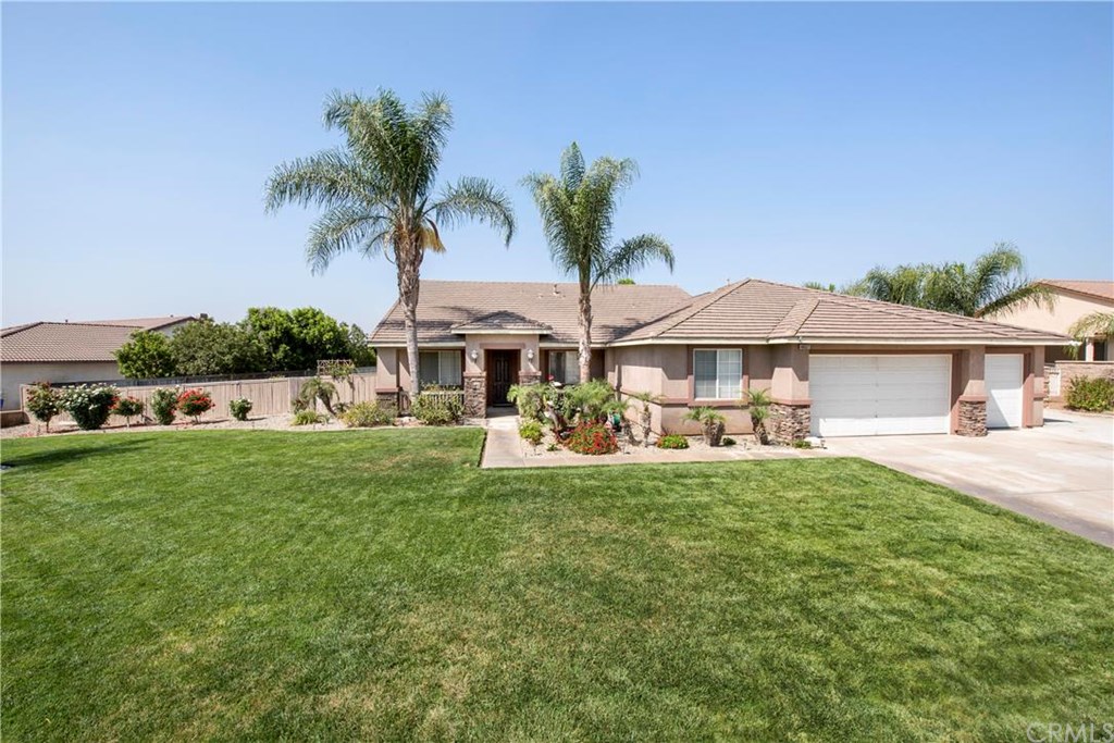 Beautifully manicured Front Yard