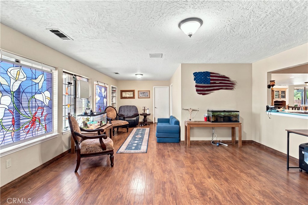 14367 Flathead Road Apple Valley, CA 92307 - Photo 15 of 51 Living Room