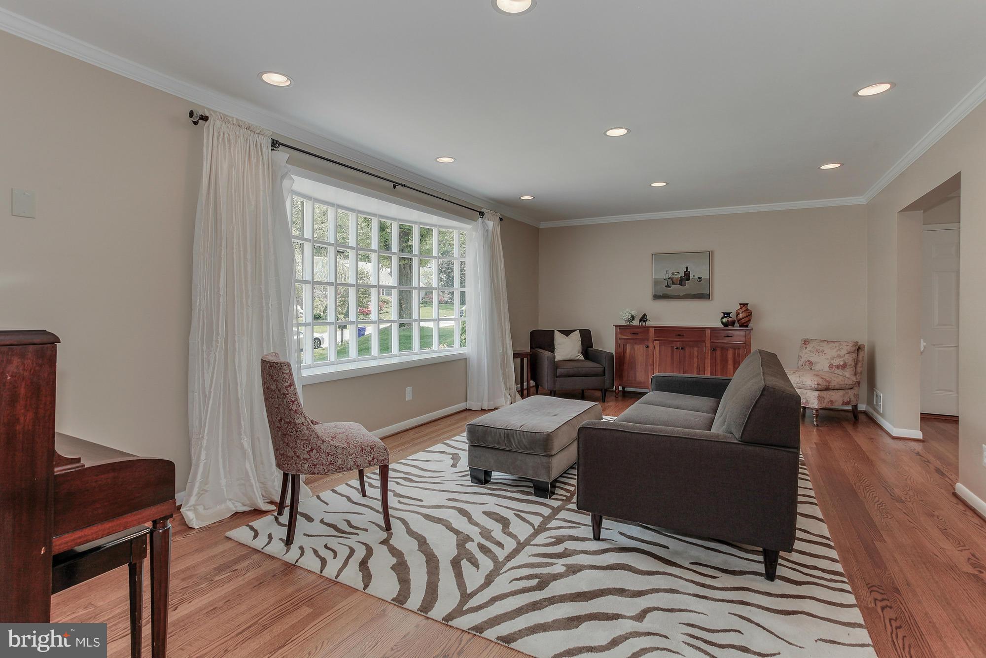7413 Arrowood Road Bethesda, MD 20817 - Photo 4 of 30 Entertainment-Size Living Room