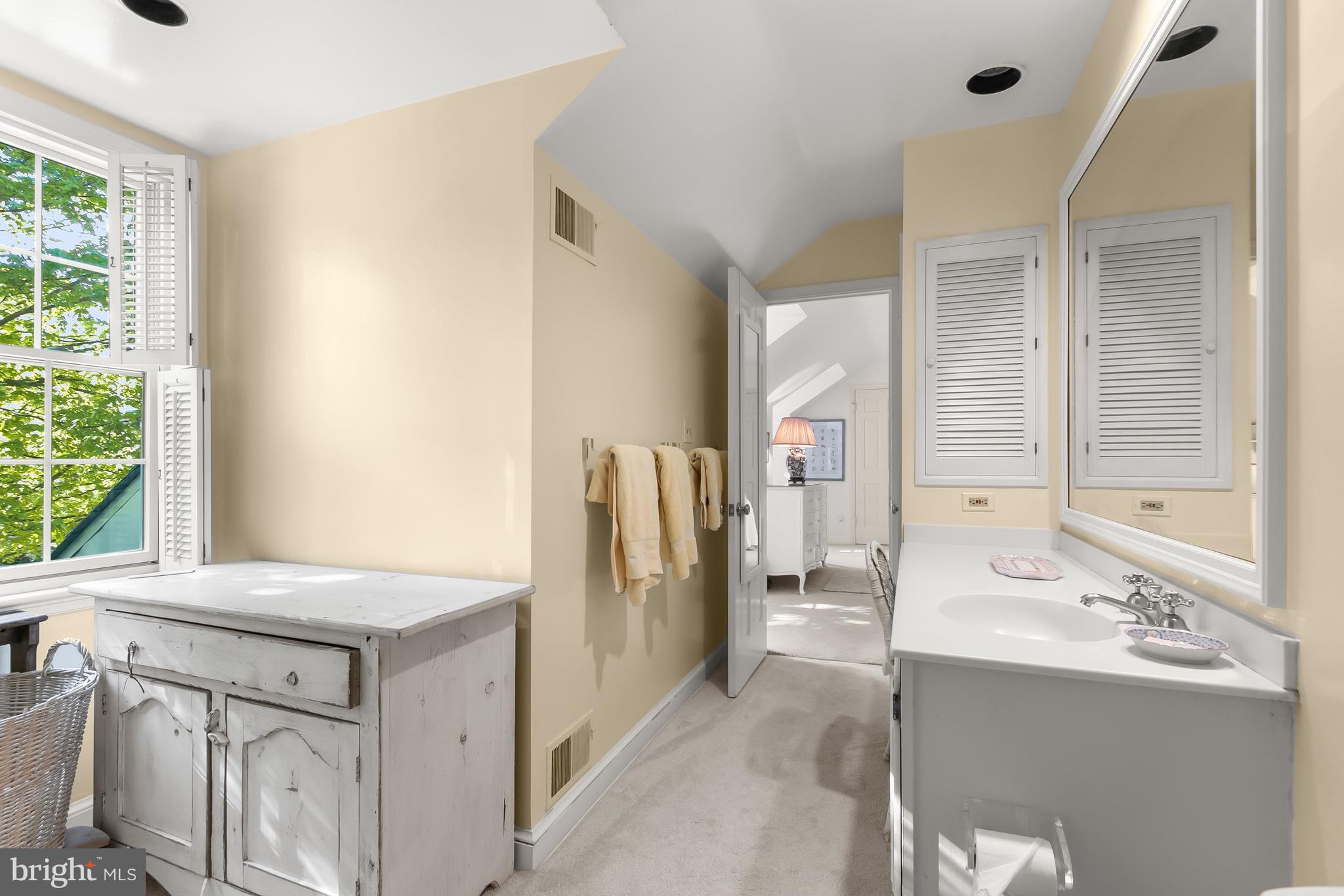 4423 Boxwood Road Bethesda, MD 20816 - Photo 18 of 30 Primary with Ensuite Bath