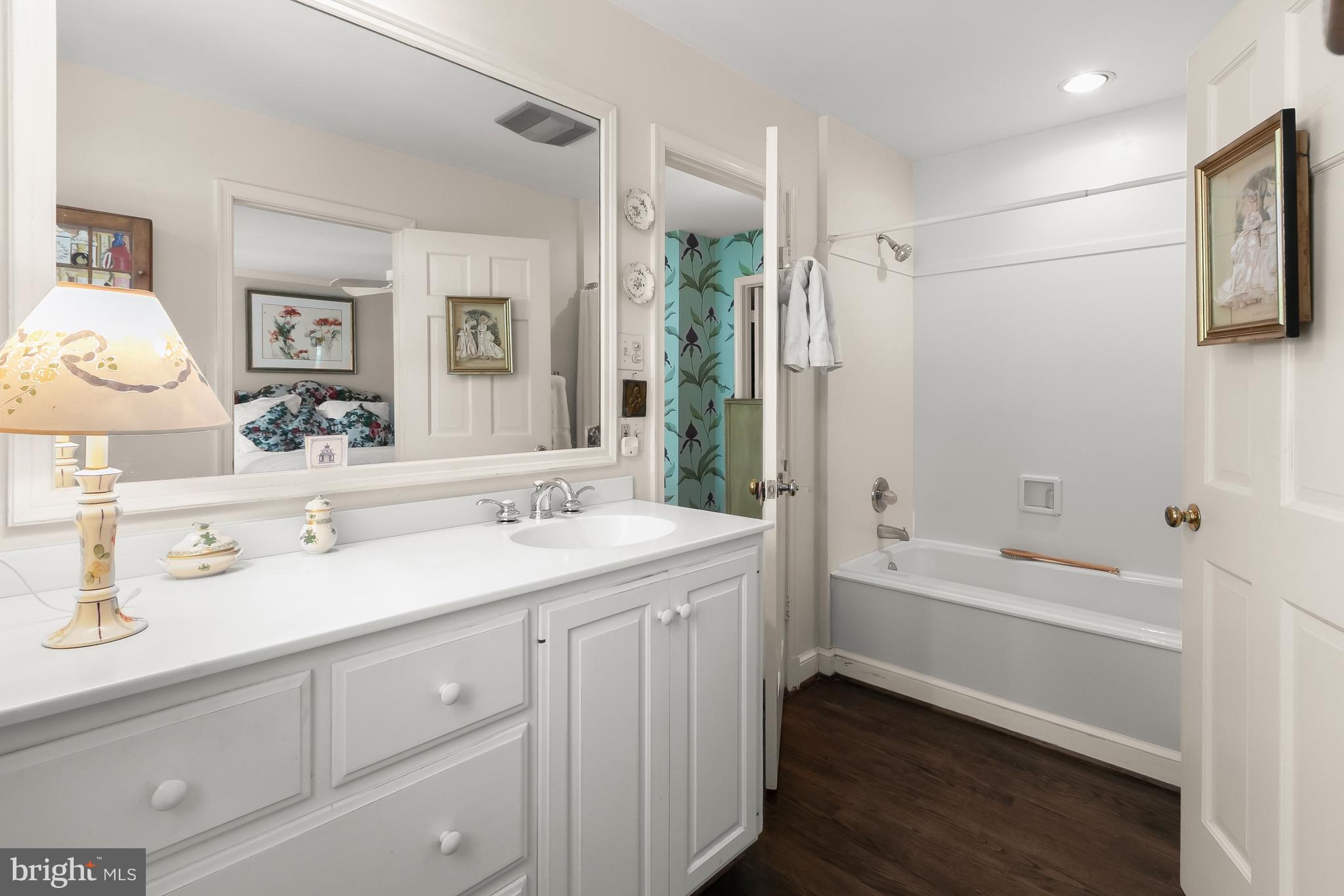 4423 Boxwood Road Bethesda, MD 20816 - Photo 20 of 30 jack and jill Bath