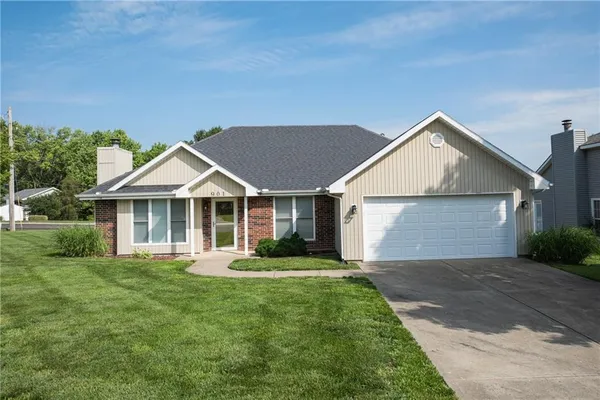 901 Foxridge Drive, Warrensburg, MO 64093
