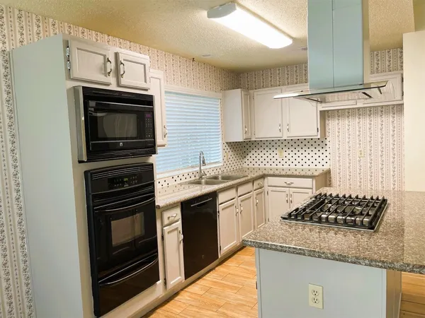 $2,225 | 107 South Village Knoll Circle, The Woodlands, TX 77381