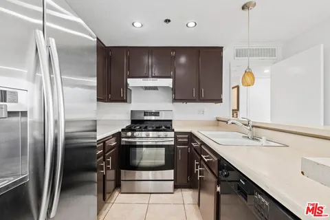 $369,000 | 5143 Bakman Avenue, Unit 406, North Hollywood, CA 91601