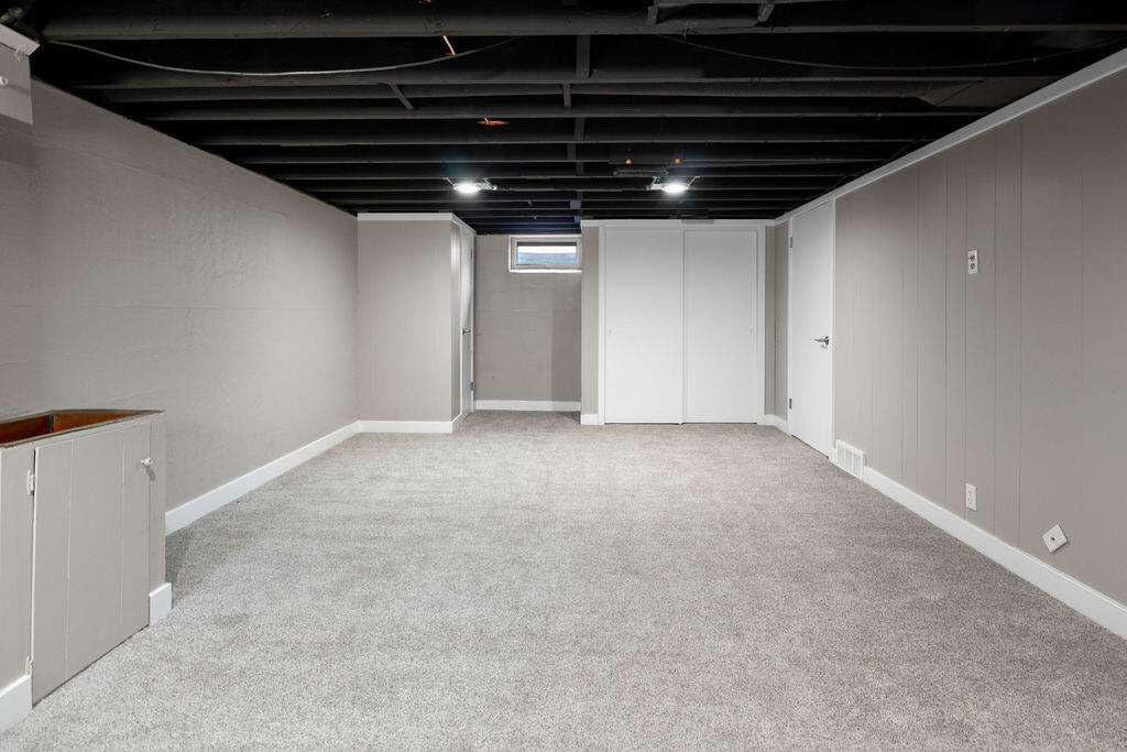 7438 North Seneca Road Fox Point, WI 53217 - Photo 25 of 36 New Carpeting, New Paint