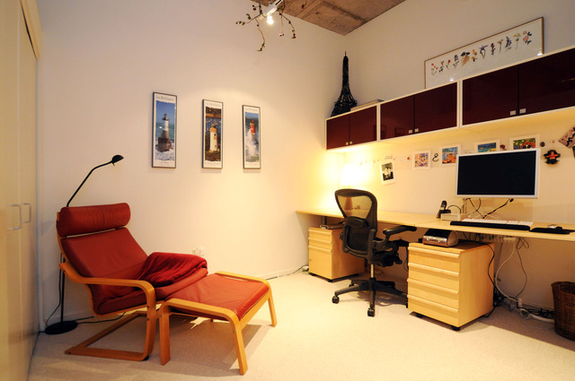 807 Davis Street, Unit 512 Evanston, IL 60201 - Photo 6 of 23 a view of a workspace with furniture and a flat screen tv