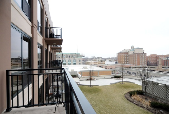807 Davis Street, Unit 512 Evanston, IL 60201 - Photo 8 of 23 a view of a balcony with city view