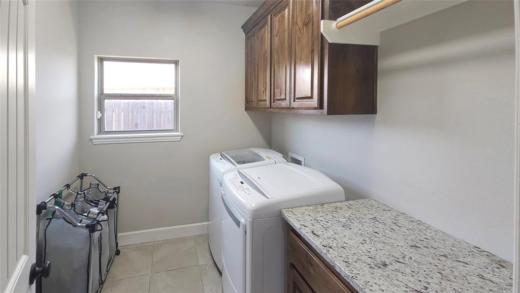 5765 Abbey Road Abilene, TX 79606 - Photo 7 of 11 a utility room with dryer and washer