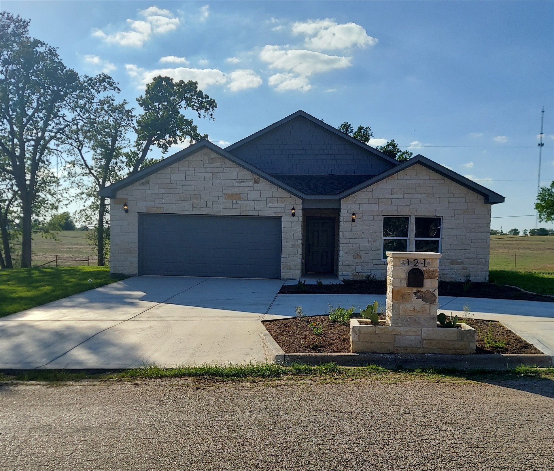 121 Spanish Oak Trail Cameron, TX 76520 - Photo 2 of 36 a front view of a house with garden