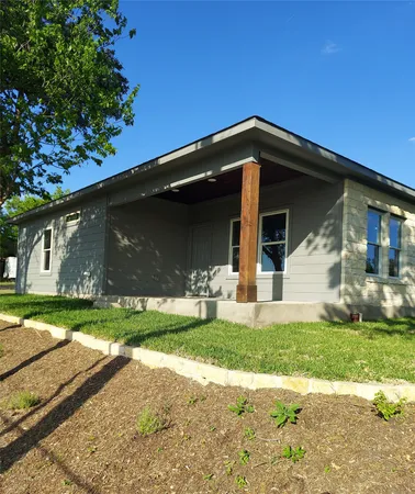 a view of backyard with tree