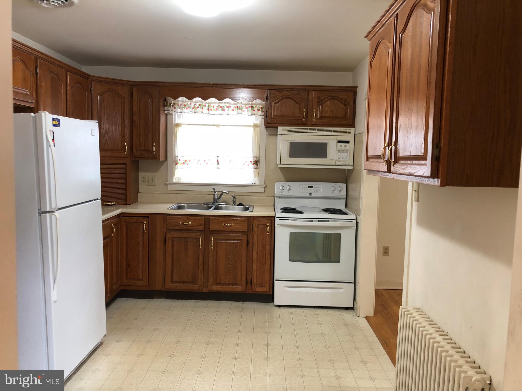 1354 Villa Road Lancaster, PA 17601 - Photo 3 of 10 Kitchen, oven/range, refrigerator and microwave i