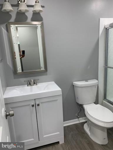 1785 Jonathan Way, Unit B Reston, VA 20190 - Photo 19 of 35 a bathroom with a toilet sink and mirror