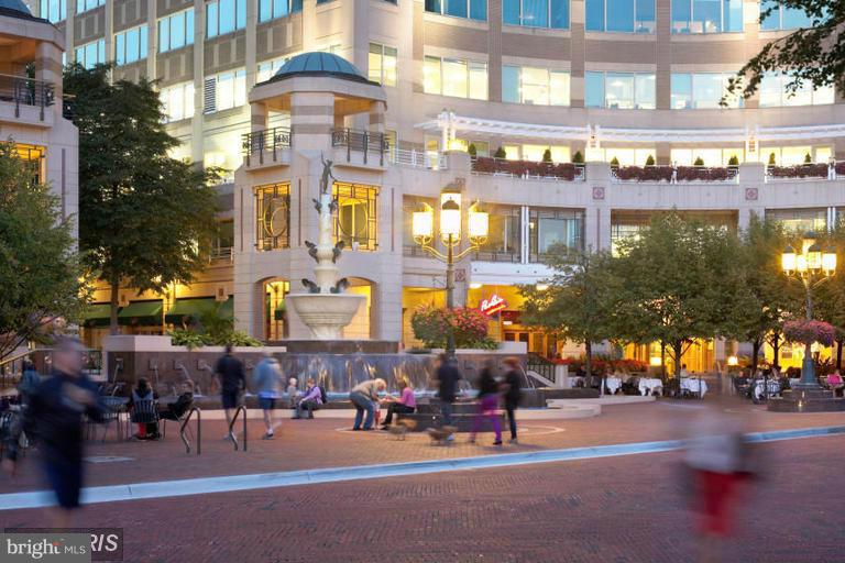 1785 Jonathan Way, Unit B Reston, VA 20190 - Photo 31 of 35 a view of a building with sitting area