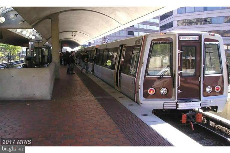 1785 Jonathan Way, Unit B Reston, VA 20190 - Photo 33 of 35 a view of a building with a bench