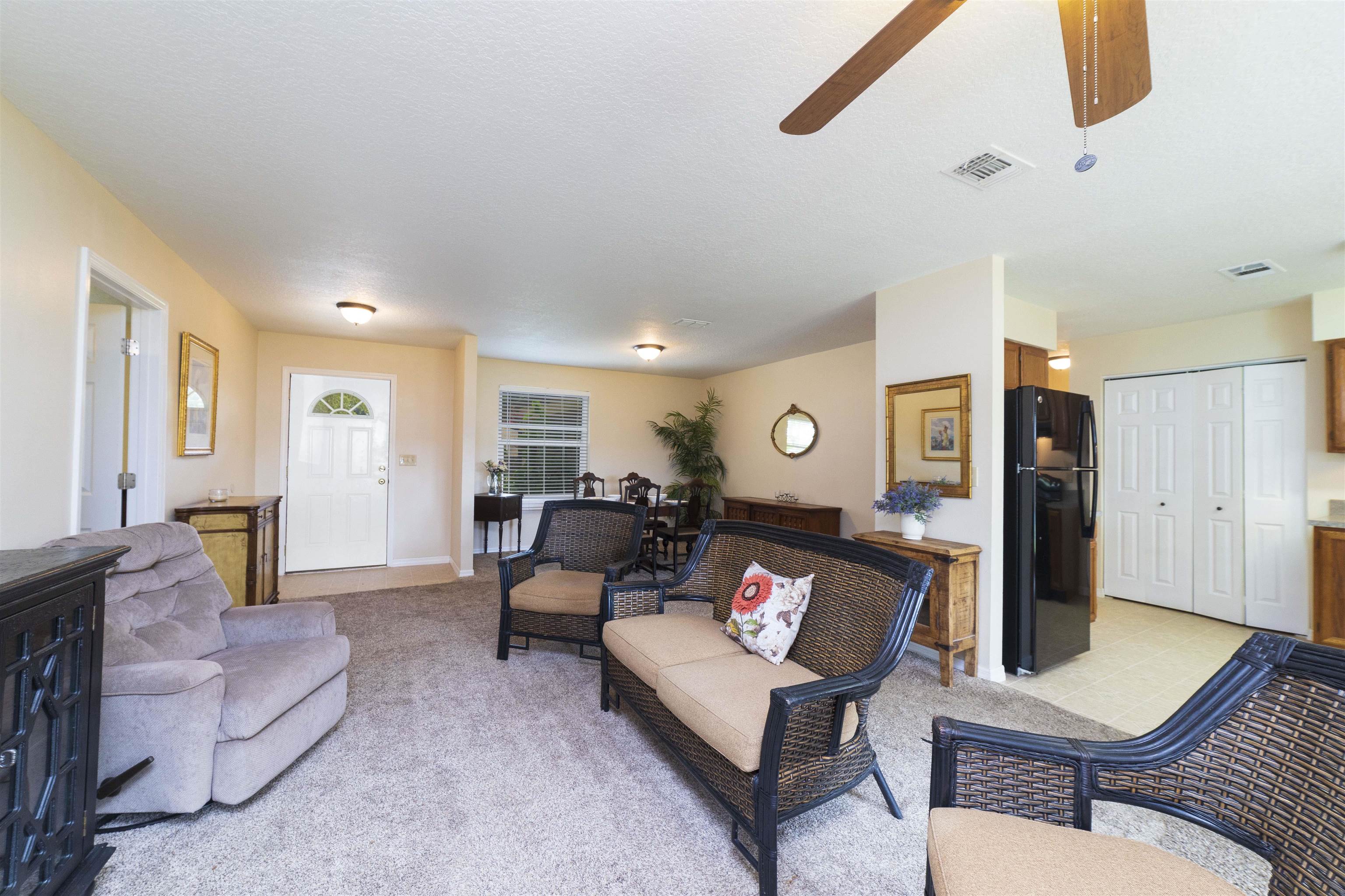 208 Jasmine Road St. Augustine, FL 32086 - Photo 5 of 34 a living room with furniture and a table