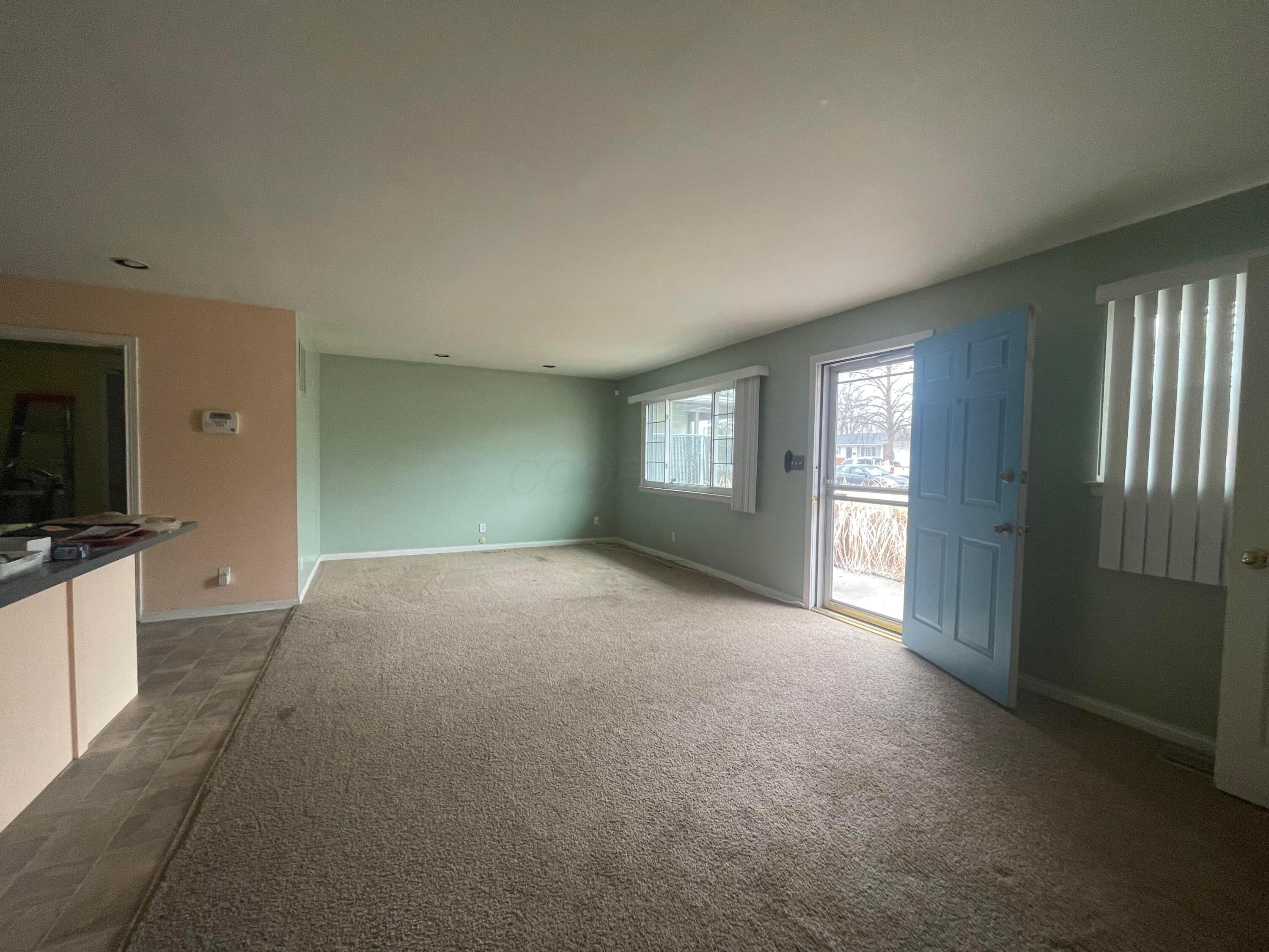 2619 Maybury Road Columbus, OH 43232 - Photo 2 of 17 Living Room
