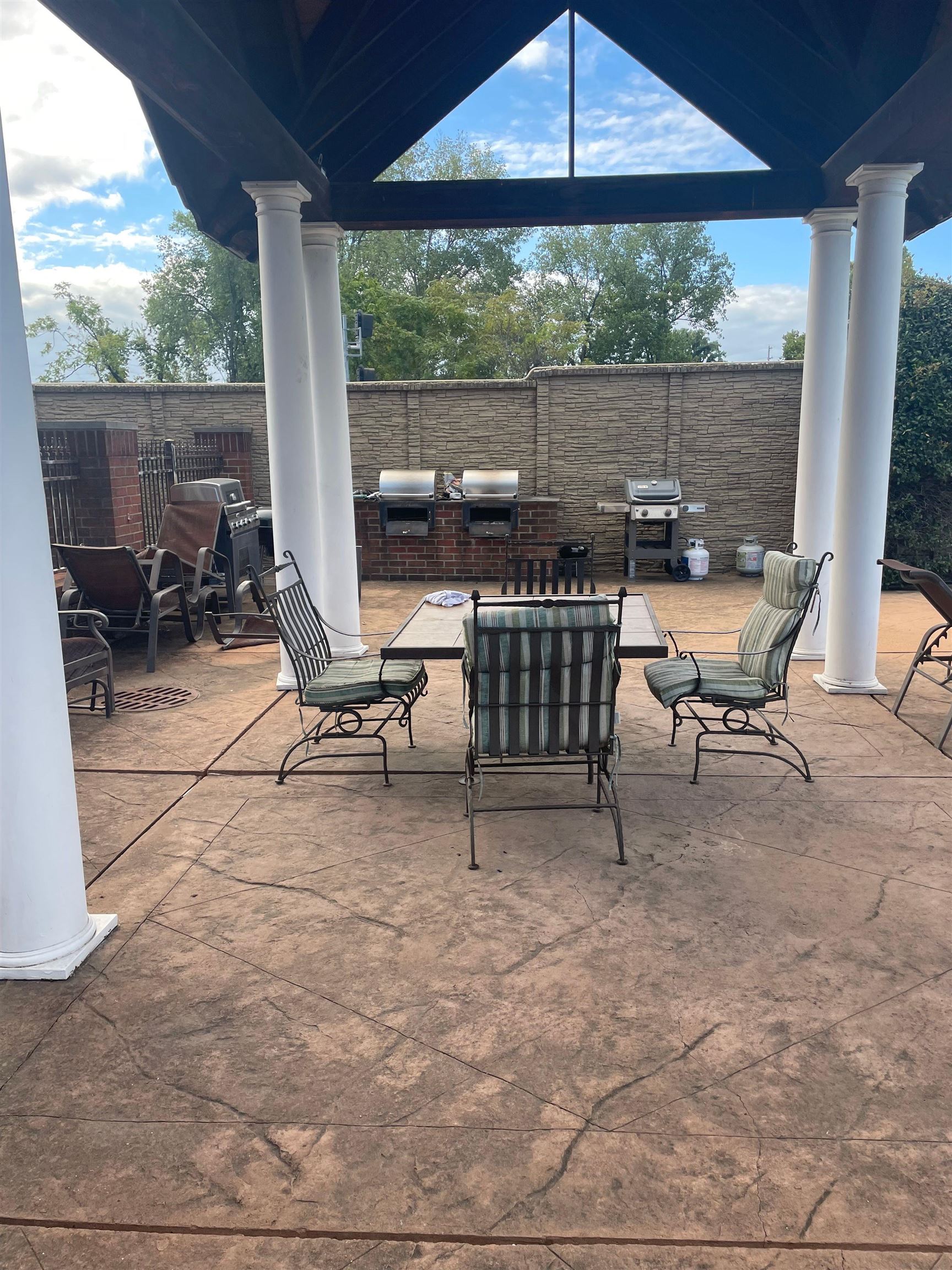 720 Litty Court, Unit 102 Memphis, TN 38103 - Photo 5 of 20 a view of a patio with table and chairs under an umbrella