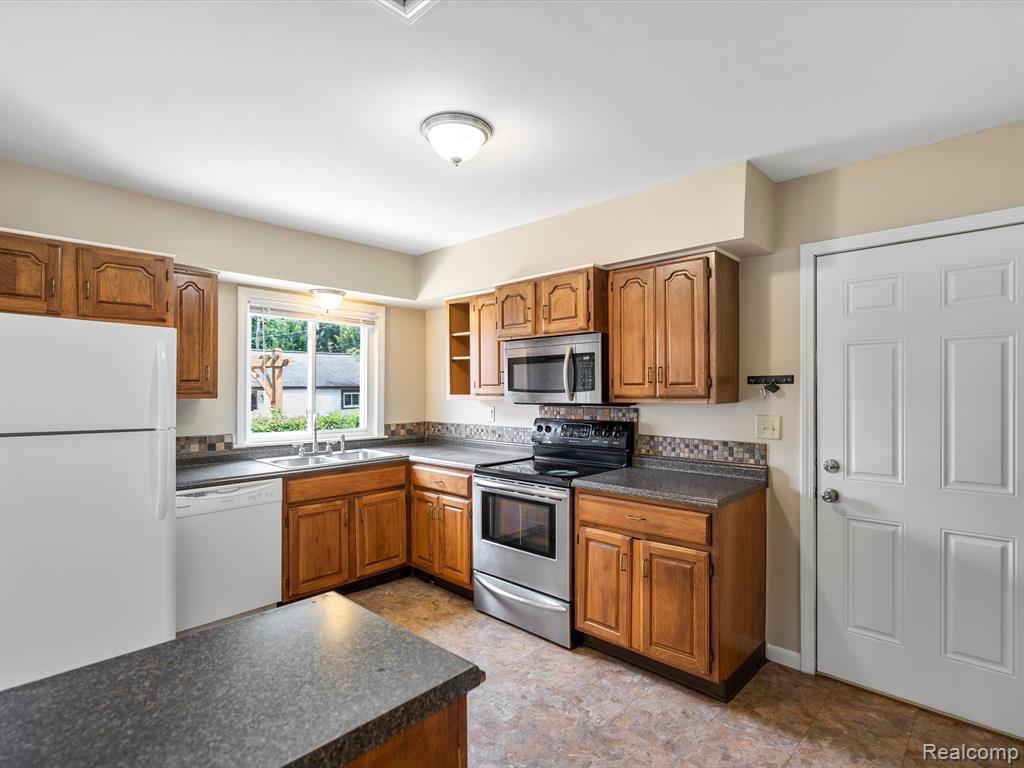 31553 Marblehead Road Farmington, MI 48336 - Photo 11 of 32