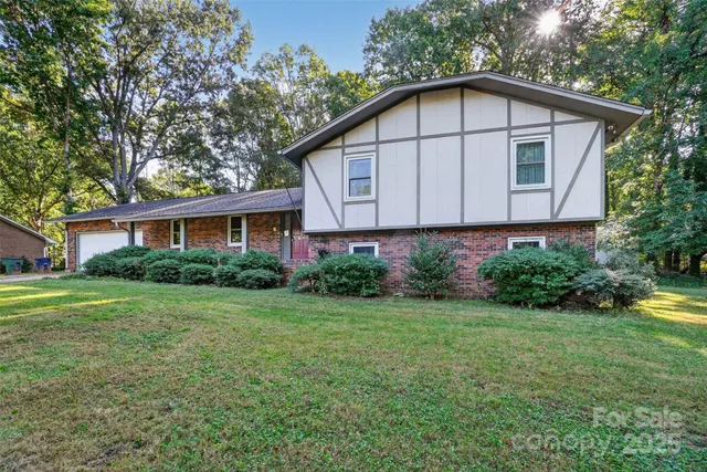 a view of a yard in front of a house with plants
