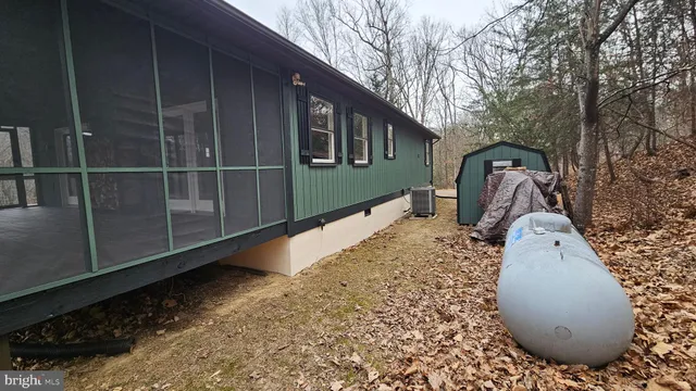 a view of a backyard