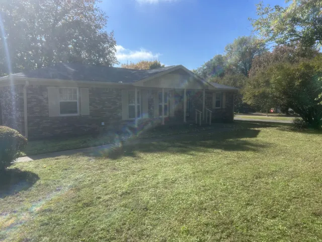a view of a backyard