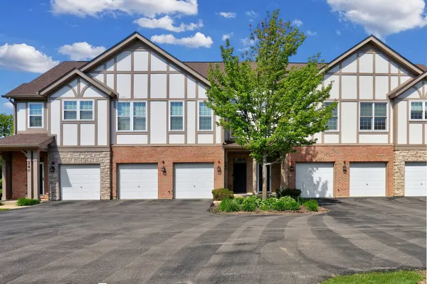$2,700 | 210 Rosehall Drive, Unit 260, Lake Zurich, IL 60047