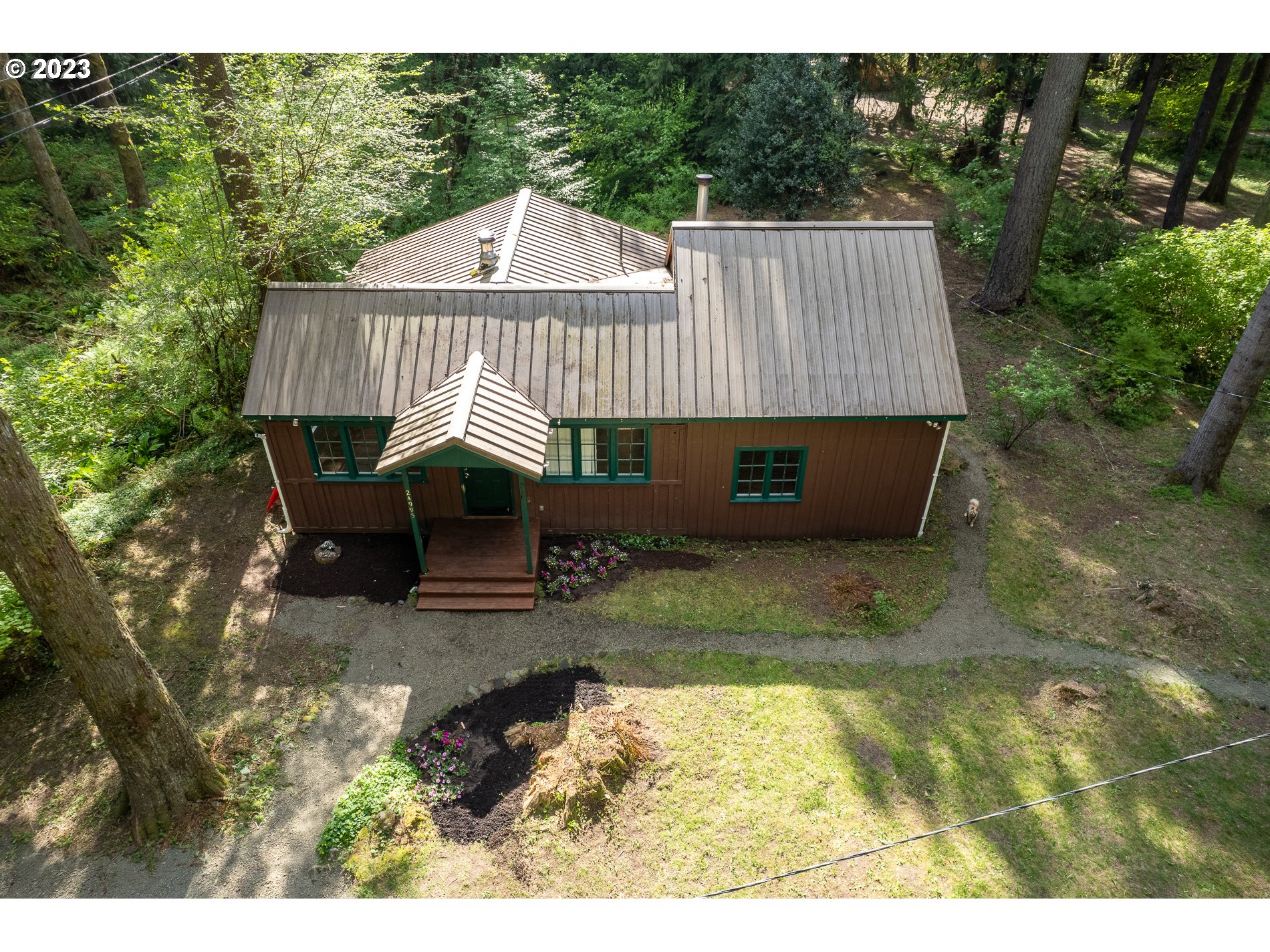 24995 East Old Smokey Road Rhododendron, OR 97049 - Photo 6 of 39 a view of a dinning table and chairs in patio