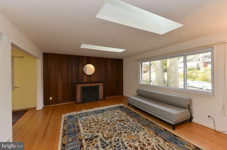 3751 30th Road North Arlington, VA 22207 - Photo 5 of 30 Living Room