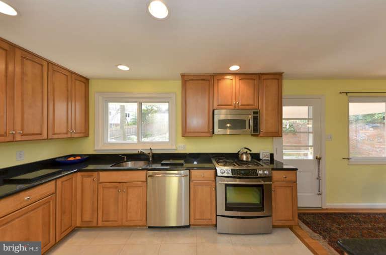 3751 30th Road North Arlington, VA 22207 - Photo 9 of 30 Kitchen
