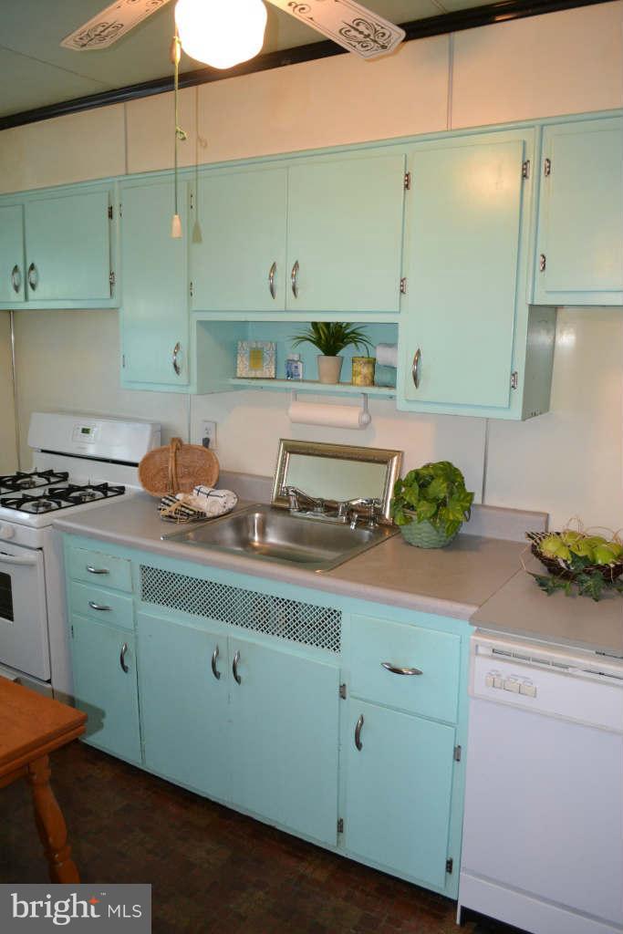 8325 Pleasant Plains Road Baltimore, MD 21286 - Photo 13 of 21 Kitchen