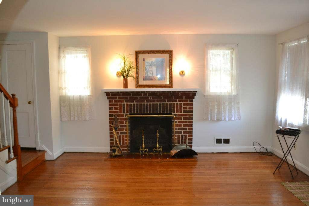 8325 Pleasant Plains Road Baltimore, MD 21286 - Photo 3 of 21 Living Room