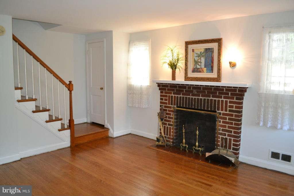 8325 Pleasant Plains Road Baltimore, MD 21286 - Photo 4 of 21 Living Room