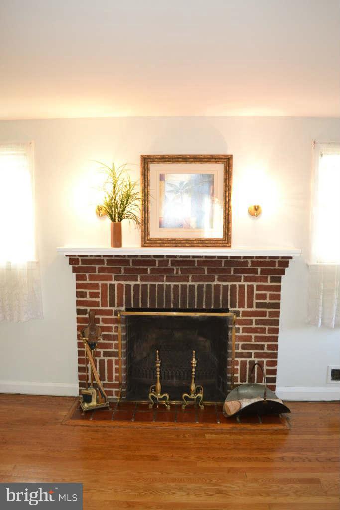 8325 Pleasant Plains Road Baltimore, MD 21286 - Photo 5 of 21 Living Room