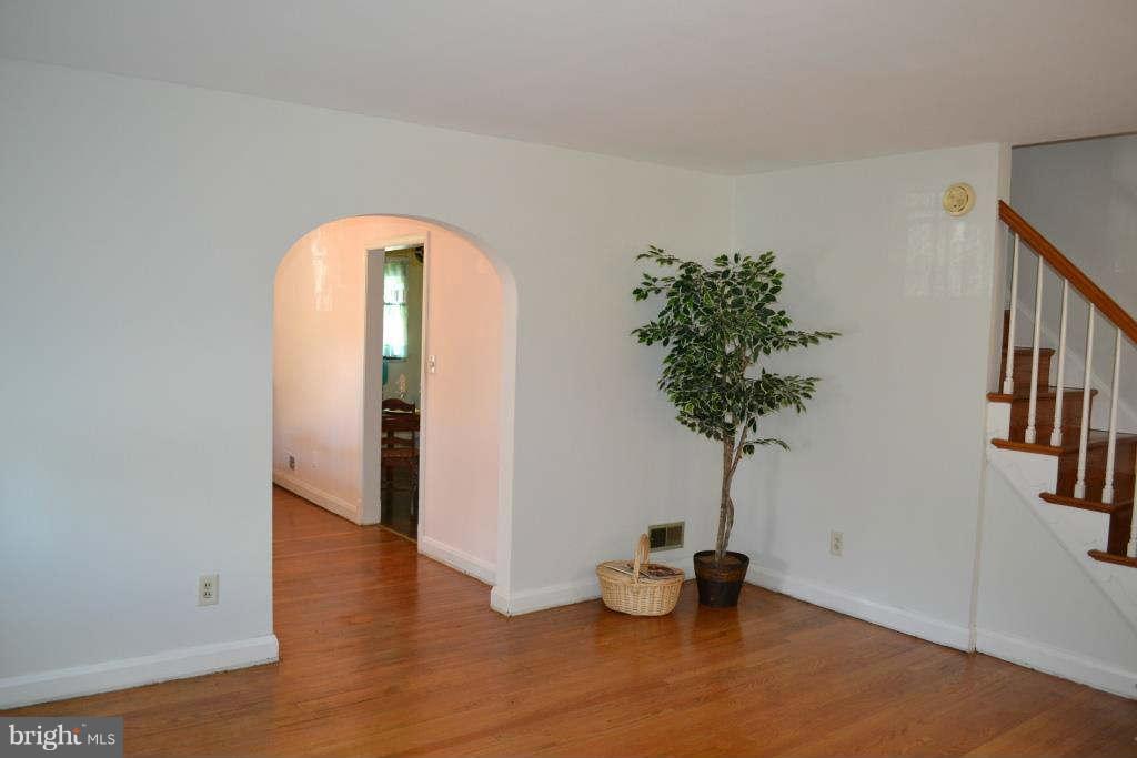 8325 Pleasant Plains Road Baltimore, MD 21286 - Photo 6 of 21 Living Room