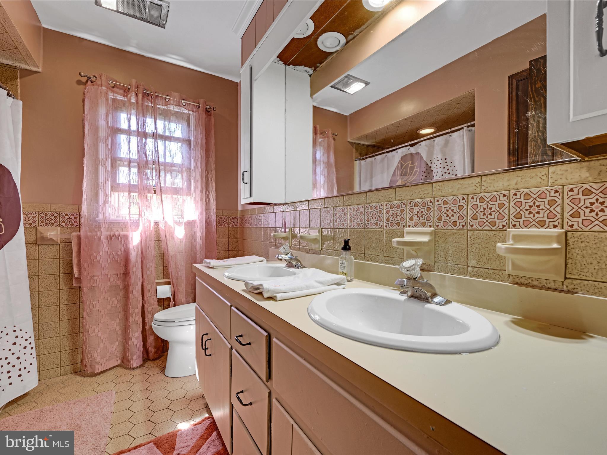 1470 Coventry Road Allentown, PA 18104 - Photo 30 of 43 Bathroom