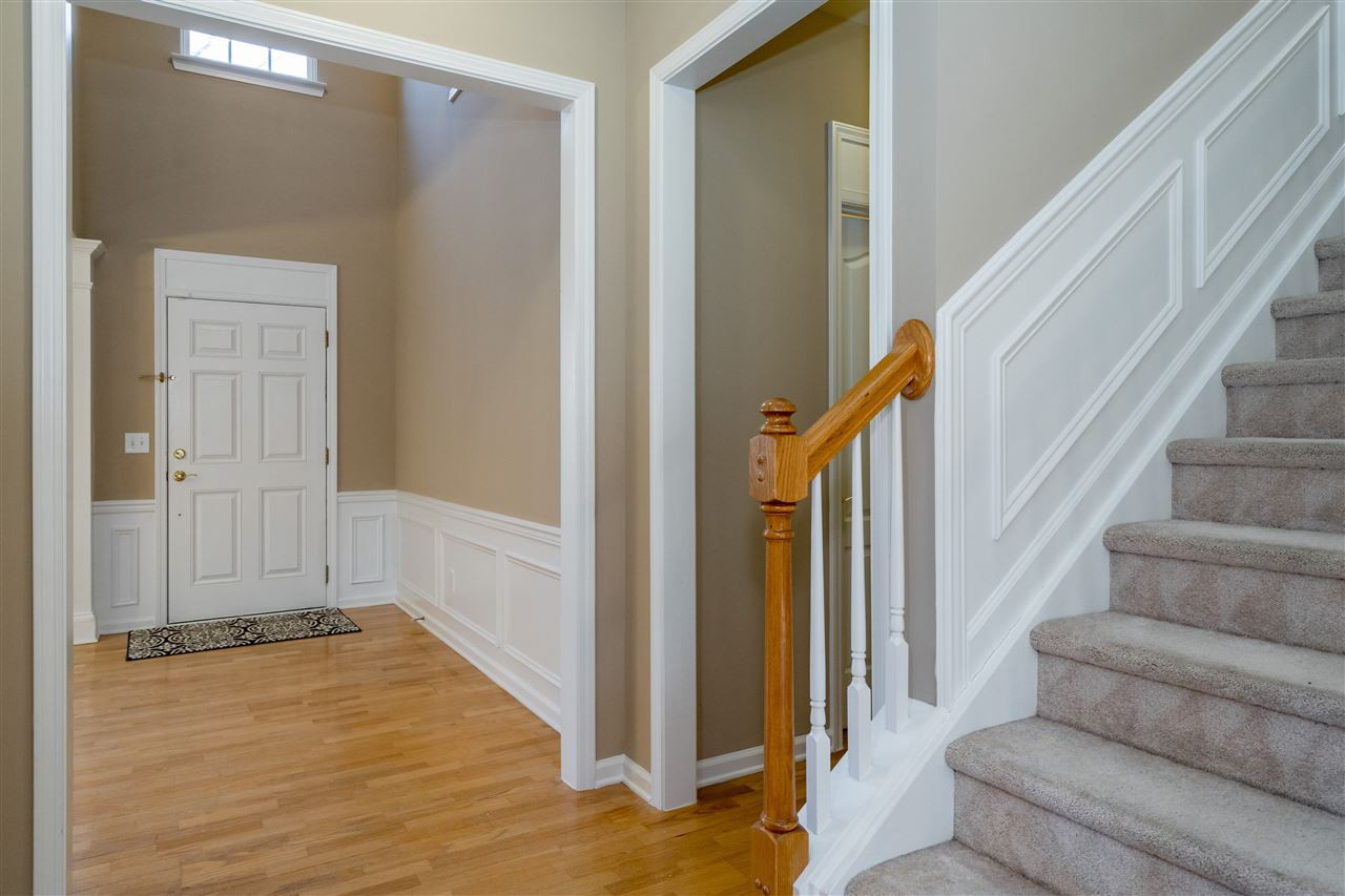 Spacious entry foyer welcomes you to this sunny end unit townhouse that lives like a detached home! Entry