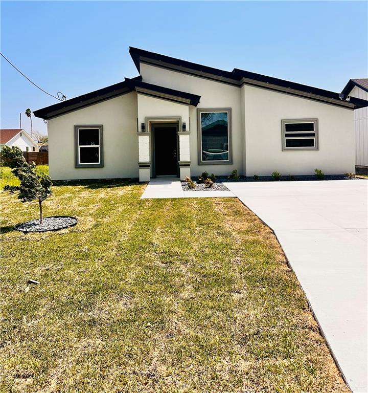 a view of back yard of the house