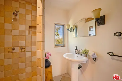 $2,195,000 | 19805 Valley View Drive, Topanga, CA 90290