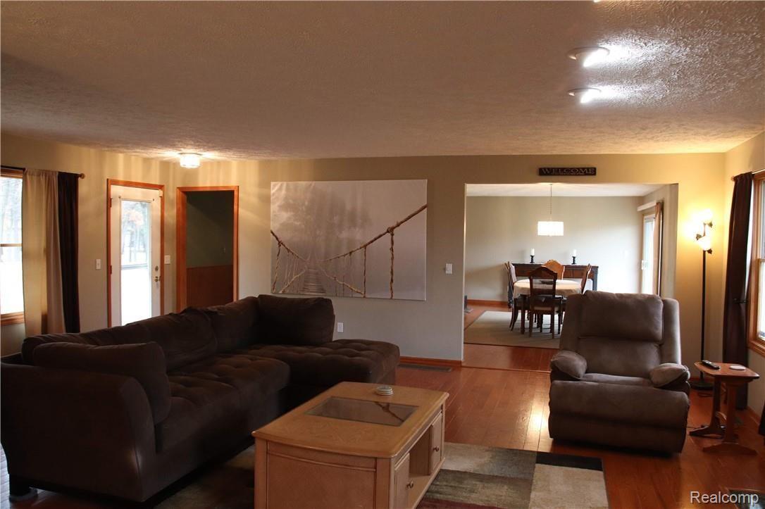 1005 Oakcrest Road Howell, MI 48843 - Photo 3 of 33 IMG_5779.jpg