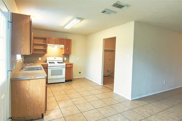 $2,000 | 7419 Kennemer Drive, Humble, TX 77338